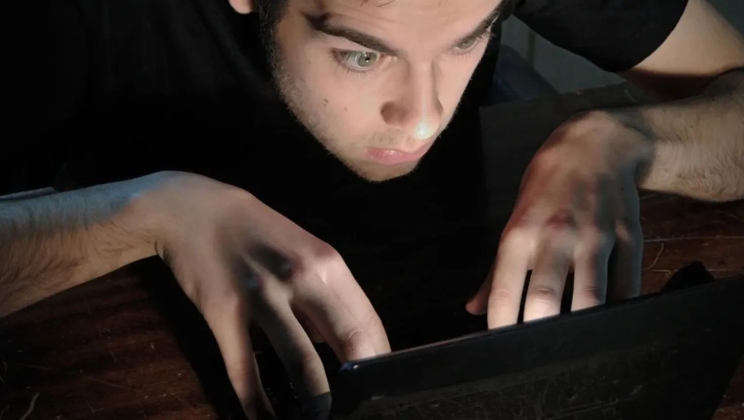 âm thầm theo dõi bạn qua mạng xã hội là dấu hiệu người yêu cũ vẫn còn yêu bạn