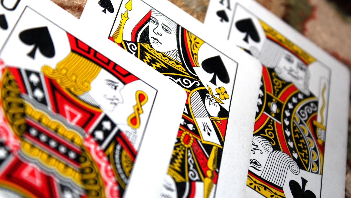 trải bài 3 lá để nhìn rõ quá khứ, hiện tại, tương lai