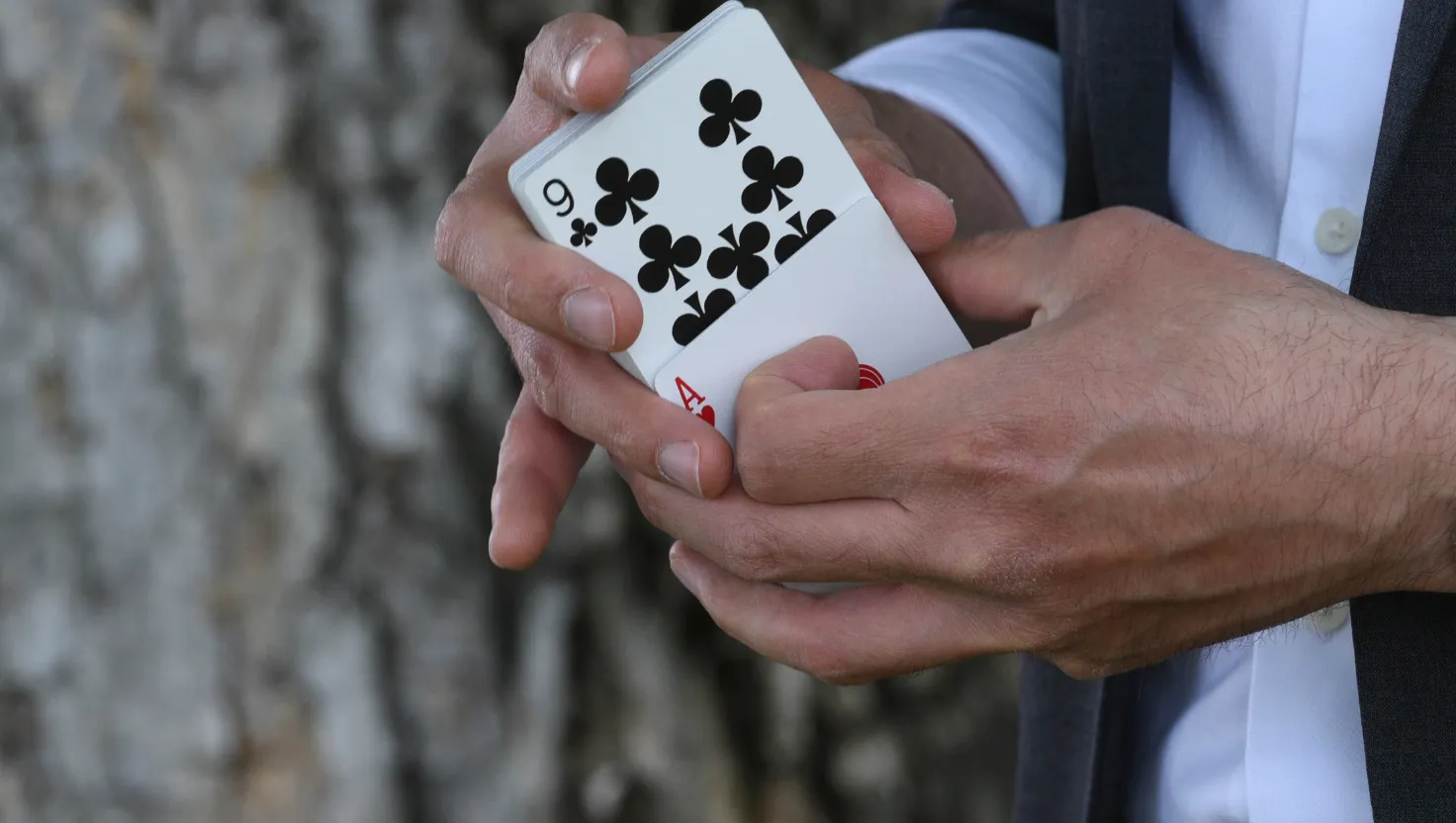 xáo bộ bài tây 32 lá và đặt câu hỏi cụ thể